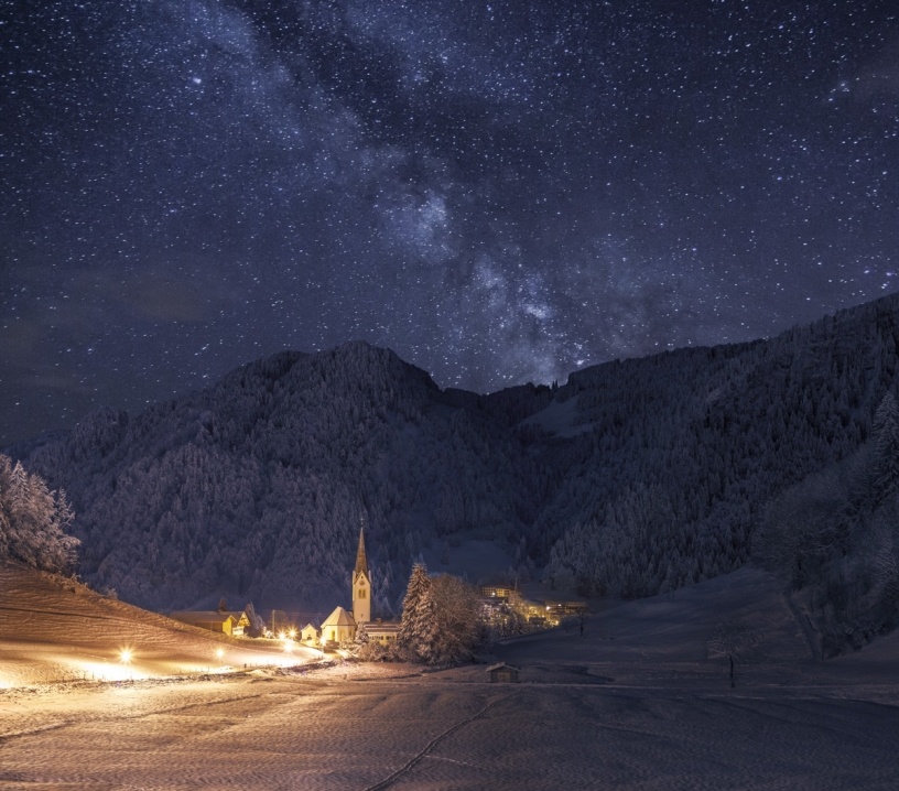 Panorama Allgäu Alpen Berge Winter Schnee verschneit Weihnachten Winternacht Kapelle Tiefenbach Wasach Klinik Oberstdorf Oberallgäu orange schwarz blau