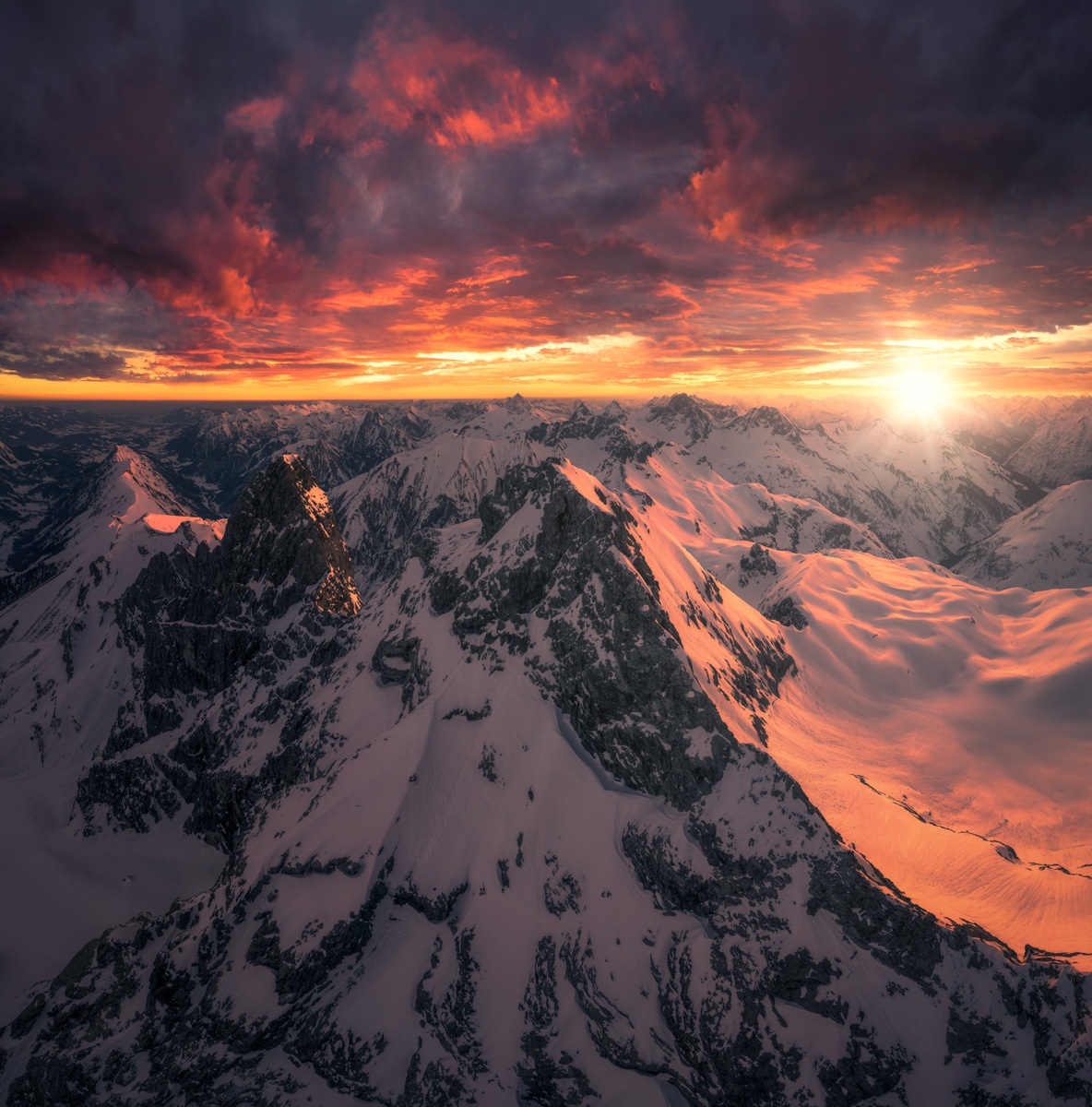 Landschaftsfotograf Panorama Allgäu Alpen Berge Winter Schnee verschneit Trettach Himmelschrofen Hochalpen Weihnachten Sonnenaufgang Alpenglühen Oberstdorf Oberallgäu blau rot orange sonne