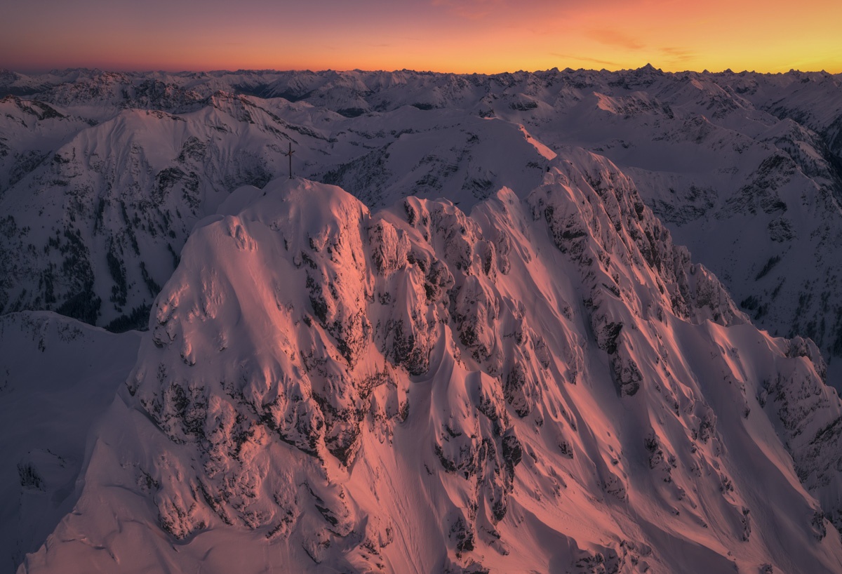 Panorama Allgäu Alpen Berge Hinterstein Winter Rauhorn Hochvogel Schnee verschneit Oberallgäu orange rot blau