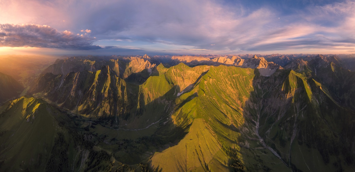 Panorama Allgäu Alpen Berge Höfats Krottenkopf Nebelhorn Hochvogel Oberstdorf Sommer Oberallgäu orange blauer himmel rot sonne