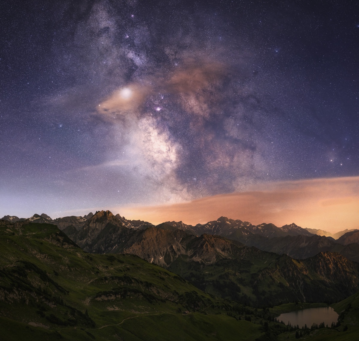 Landschaftsfotograf Panorama Allgäu Alpen Bergseee Seealpsee Milchstraße Nacht Sterne Berge Oberstdorf Sommer Oberallgäu orange schwarz