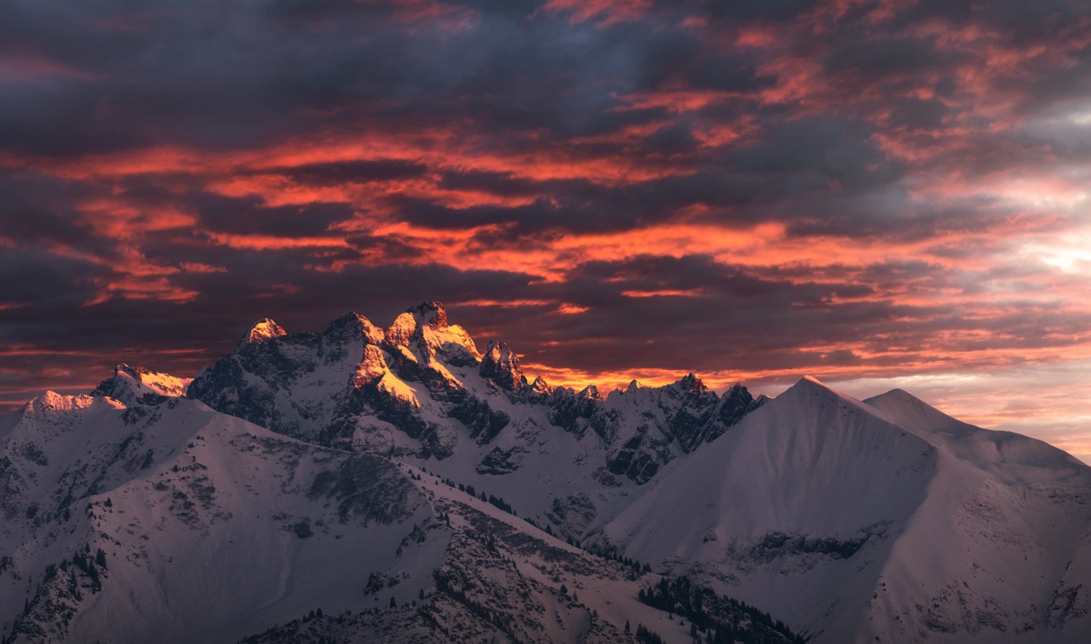 Panorama Allgäu Alpen Berge Winter Schnee verschneit Krottenkopf Sonnenuntergang Alpenglühen Oberstdorf Oberallgäu Rubi orange rot blau sonne