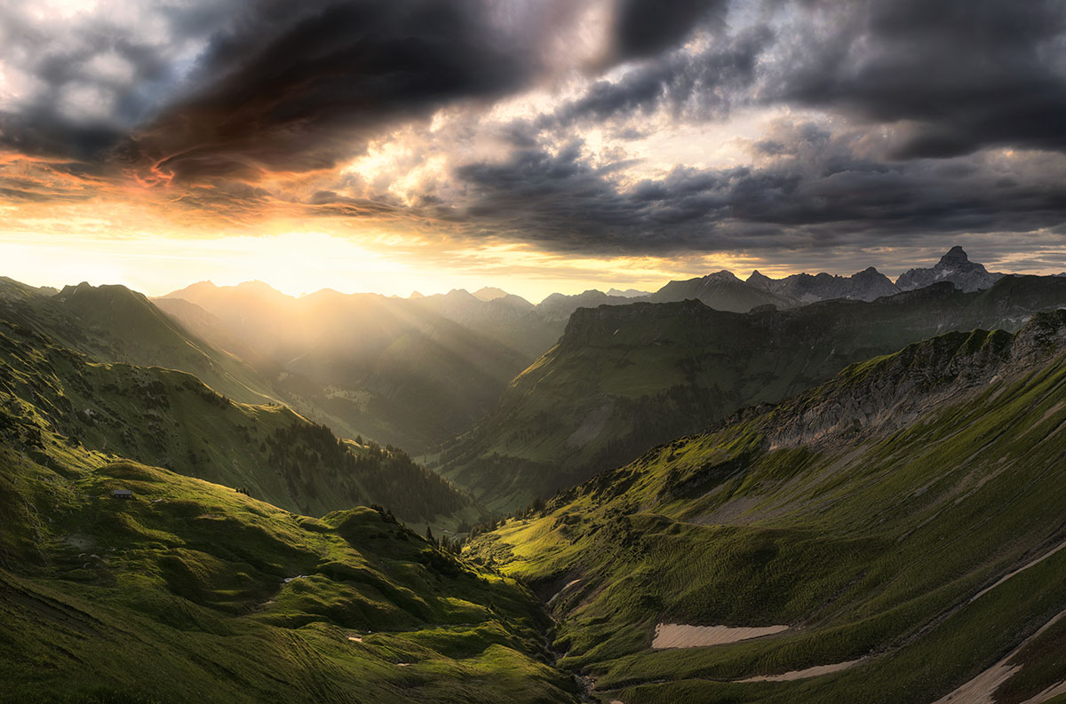 Landschaftsfotograf Panorama Allgäu Alpen Berge Hinterstein Sommer Sonnenaufgang Nebelhorn Obertal Giebel Hochvogel Alpenglühen Gewitter Oberallgäu orange rot grün sonne