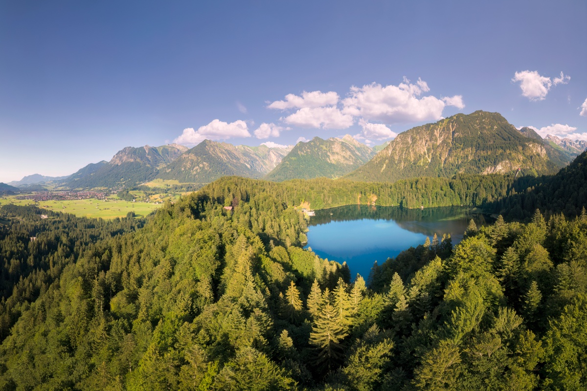 sommer Panorama Allgäu Alpen Berge oberstdorf freibergsee skiflugschanze schattenberg rubihorn bäume wald grün blau