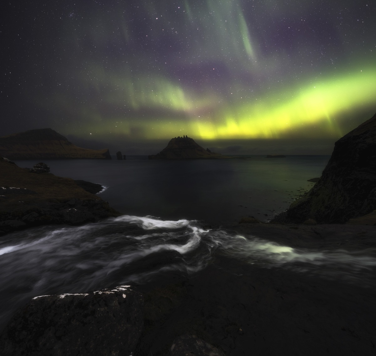 Färöer Inseln - 6659 - f4c0b109 1 Färöer Bilder Faroe Islands Klippen Felsen Gásadalur Vágar Grün Aurora Nordlichter Wasserfall Meer Tindhólmur