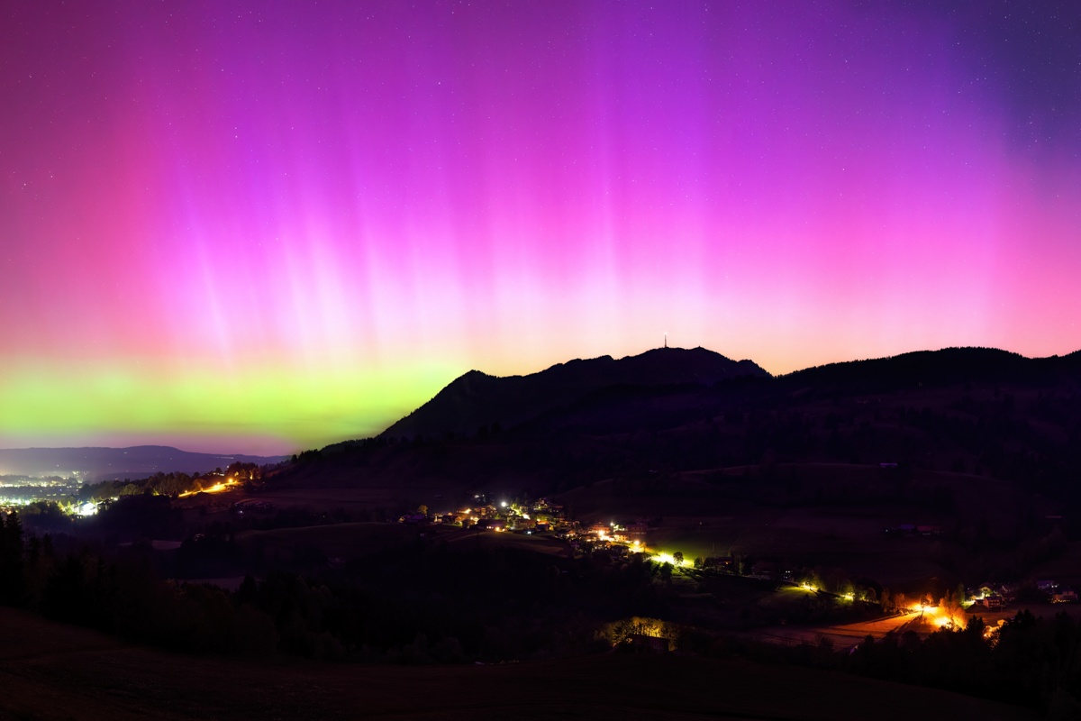 Allgäu Polarlichter Nordlichter Aurora Borealis Bayern Deutschland Sterne Nacht schwarz rot grün grünten