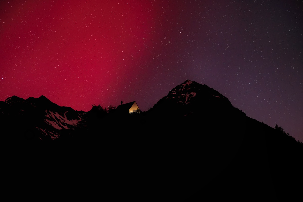 Allgäu Polarlichter Nordlichter Aurora Borealis Bayern Deutschland Sterne Nacht schwarz rot grün schöllanger burg rubihorn fischen