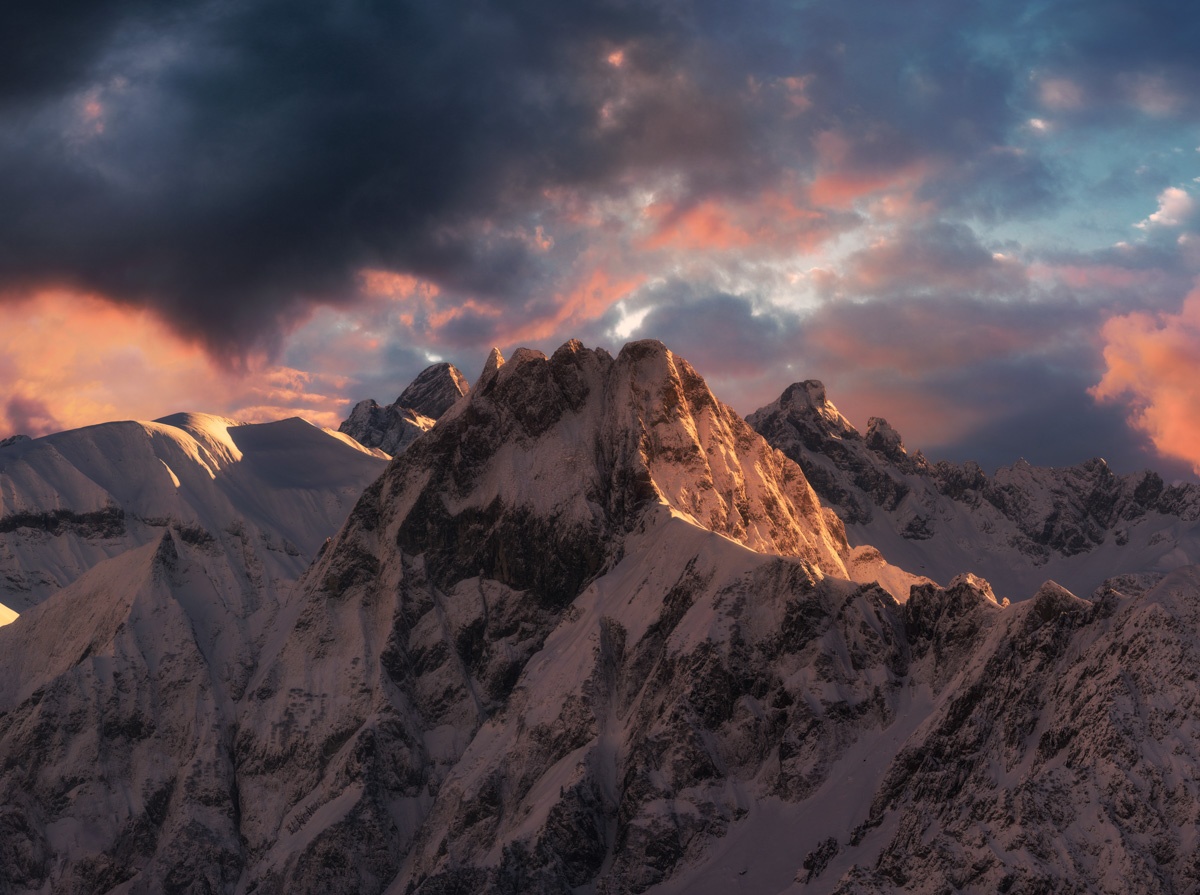 Panorama Allgäu Alpen Berge Winter Schnee Höfats verschneit Sonnenuntergang Alpenglühen Nebelhorn Oberstdorf Oberallgäu blau rot orange sonne