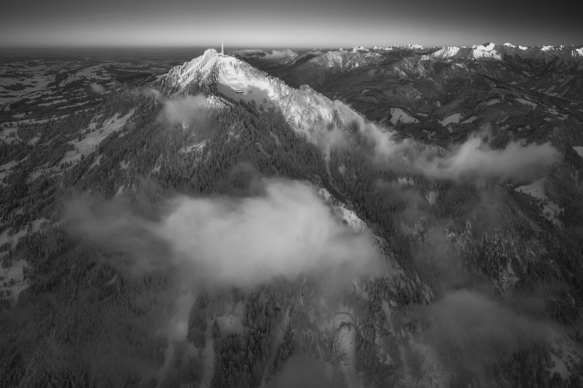 Schwarz Weiß Lieblingsmotive - 0563 - 44065b4f 1 leinwand schwarz weiß wandbilder foto kaufen Allgäu Alpen Berge Winter Schnee Sonnenuntergang Alpenglühen Grünten Grüntenhütte Kranzegg Burgberg Oberallgäu sonne
